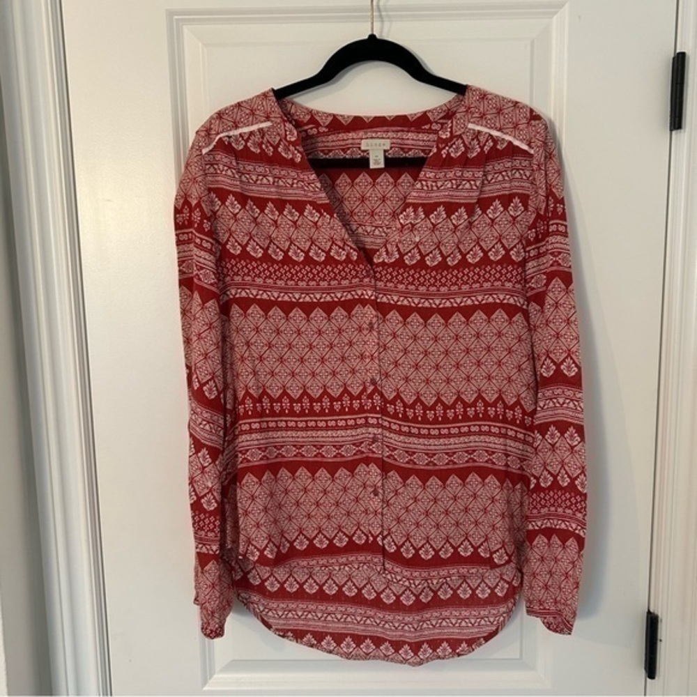 Hinge red patterned top